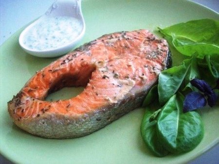 Форель, запеченная в фольге с йогуртовым соусом.
