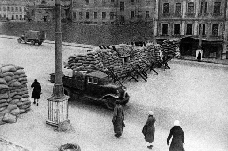 ID: 10624942 Описание: Советский союз. Москва. Баррикады на Смоленской улице, 1941 год. Наум Грановский/Фотохроника ТАСС