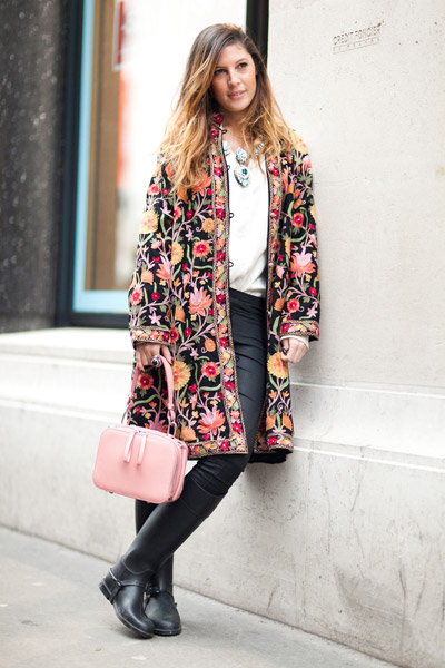 Девушка в пальто с рыжими цветами