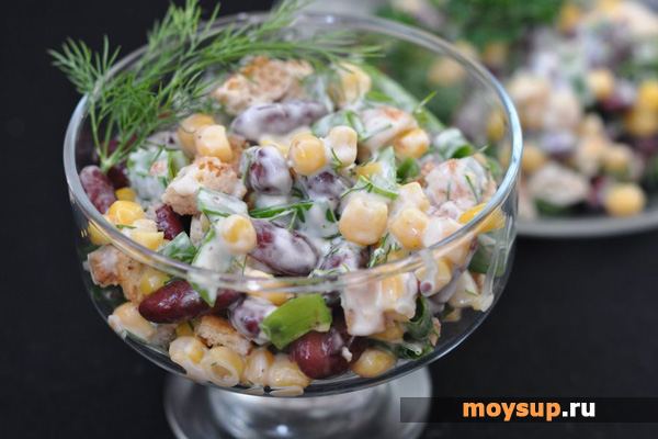 Салат с фасолью и кириешками и колбасой рецепт Салат с фасолью и кириешками и колбасой рецепт