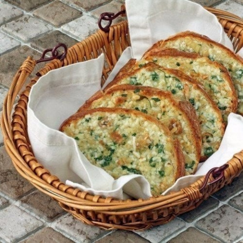 Фото к рецепту: Запеченный хлеб с чесноком