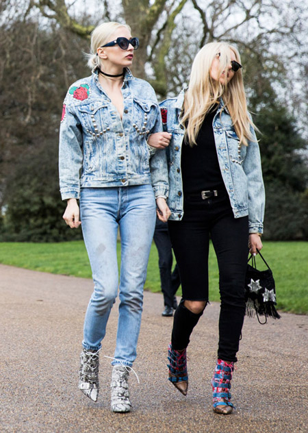 Две девушки в джинсах и голубых куртках джинсовках, неделя моды - Лондон осень/зима 2016-2017
