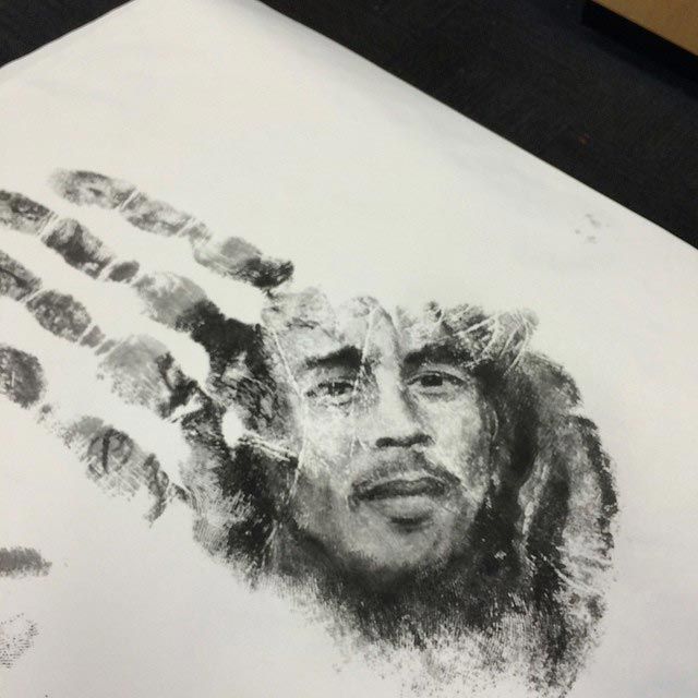 Школьный учитель рисует потрясающе реалистичные портреты на ладонях и использует их в качестве штампа