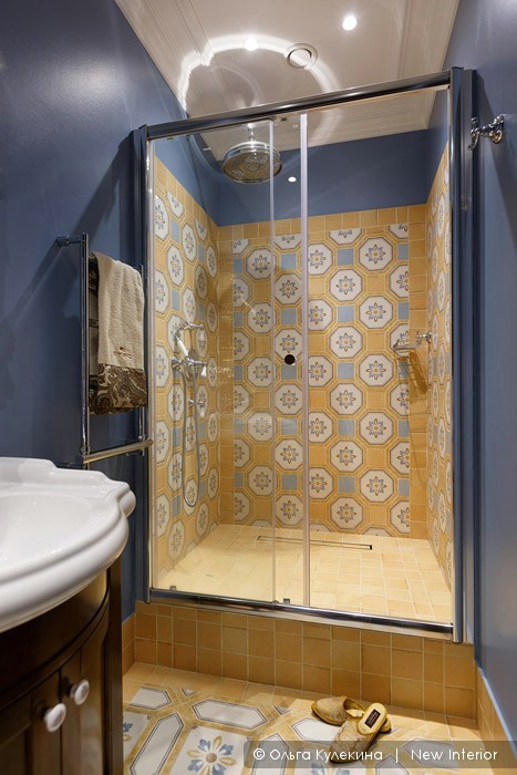 Ванная с душевой кабиной, марокканская плитка в ванной комнате
