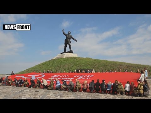 ОГРОМНОЕ ЗНАМЯ ПОБЕДЫ РАЗВЕРНУЛИ В ЛНР ВСЕГО В НЕСКОЛЬКИХ КИЛОМЕТРАХ ОТ ПОЗИЦИЙ ВСУ