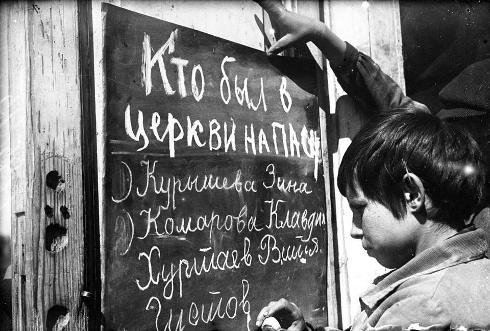 10. Пионеры обличают сверстников, посещающих церковь. СССР. 1930-е. исторические фотографии, история, фото