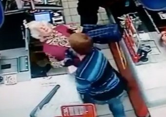 В Сызрани мужчина отправил пенсионерку в нокаут в магазине "Пятерочка" (видео) В Сызрани мужчина отправил пенсионерку в нокаут в магазине "Пятерочка" (видео)