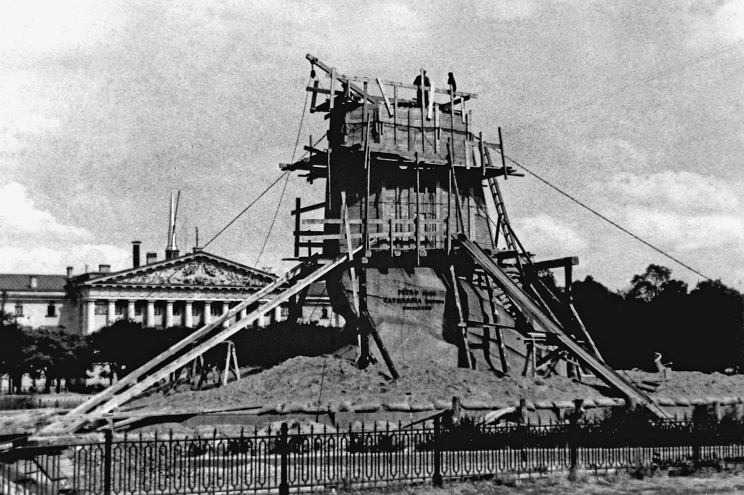ID: 10845727 Описание: Советский Союз. Ленинград. Памятник Петру I в защитном укрытии. Фотохроника ТАСС