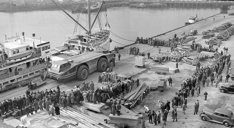 Зрители наблюдают за подготовкой к погрузке снежного крейсера на борт судна «North Star», ноябрь 1939 года. Задняя часть крейсера была отсоединена, чтобы транспортное средство смогло поместиться на палубе. Snow Cruiser, вездеход, история