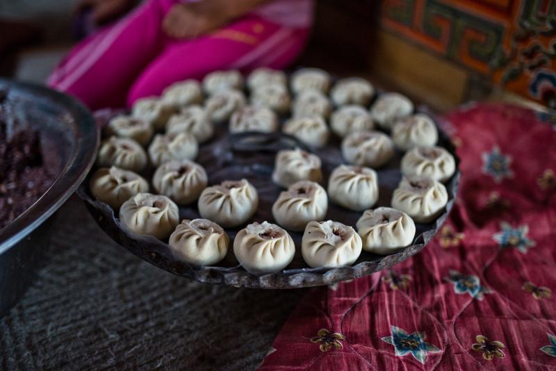 монгольские буузы лежат на большом блюде