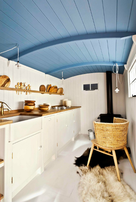 Узкая кухня в бело-голубых тонах.