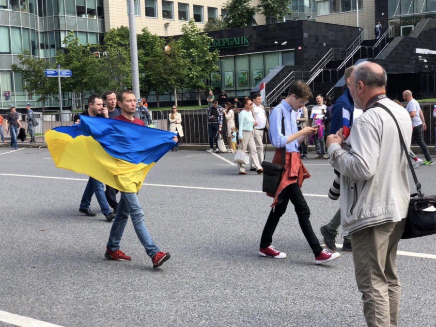 Навальнята развернули флаг, под которым убивают русских Донбасса Навальнята развернули флаг, под которым убивают русских Донбасса
