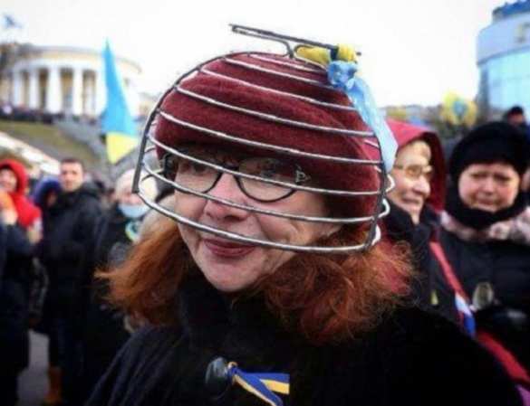 Кастрюли на голову - мозги в мусорное ведро. Два года знаковому перформансу Кастрюли на голову - мозги в мусорное ведро. Два года знаковому перформансу