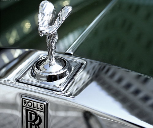 Volkswagen первым приобрел права на легендарный Rolls-Royce, но, вовремя оценив свои финансовые возможности и поняв, что два Luxury бренда не потянуть, уступил свои притязания коллегам из BMW 