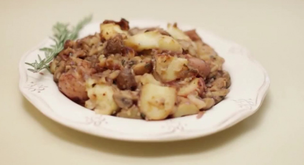 Жареные грибы с розмарином и яблоками: Постный видеорецепт от Анны Людковской