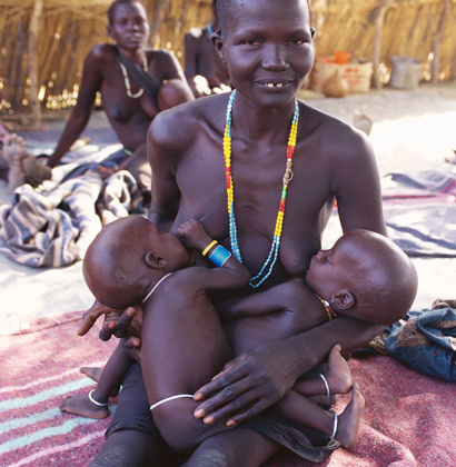 Африканка с двумя близнецами.