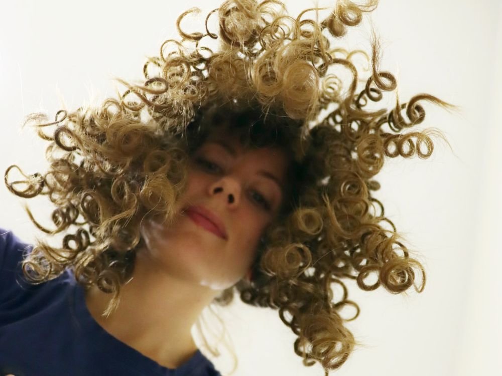 Найдена причина непослушных волос