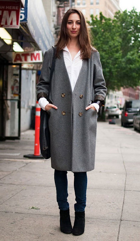 девушка в прямом сером пальто
