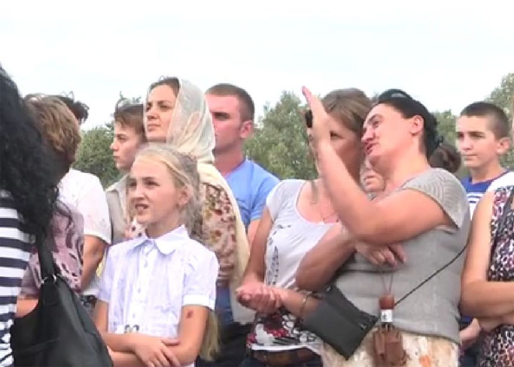 Жители села во Львовской области молятся на стеклопакет
