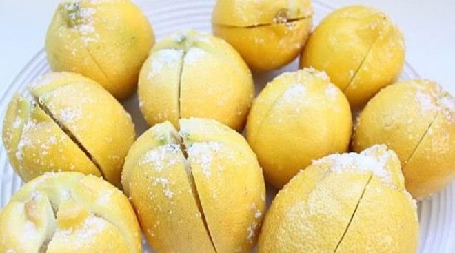 Она разрезала лимон и засыпала его солью. Она разрезала лимон и засыпала его солью.