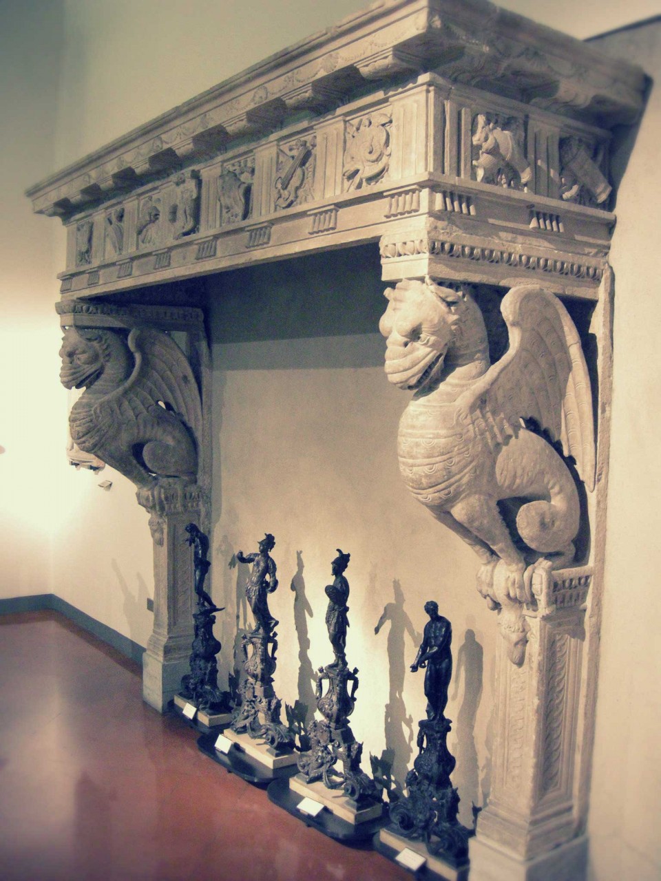 портал камина со скульптурами