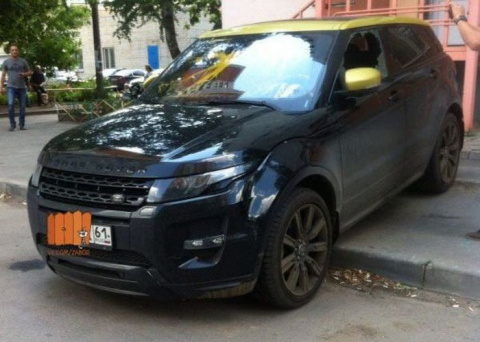 В Ростове неизвестные облили салон Range Rover краской