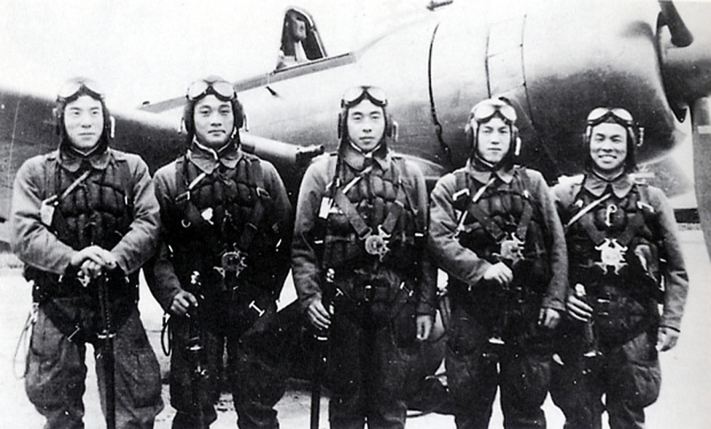 Японские пилоты-камикадзе рядом с истребителем «Зеро» перед боевым вылетом на аэродроме Тёси