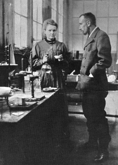 Французский ученый-экспериментатор польского происхождения Мария Склодовская-Кюри (Maria Skłodowska-Curie) совместно с мужем открыла химические элементы радий и полоний.