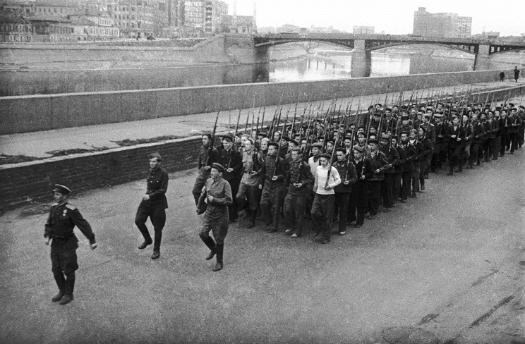 ID: 10832854 Описание: Советский Союз. Москва. Бойцы Всевобуча (всеобщее военное обучение) Фрунзенского района столицы проходят строевую подготовку, 1944 год. Николай Ситников/Фотохроника ТАСС