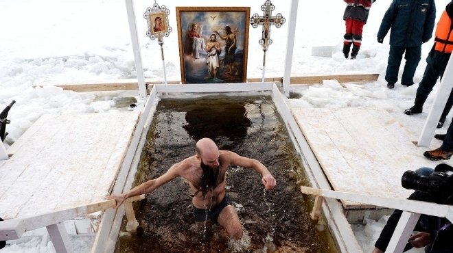 В России около 2,4 млн верующих искупалась на Крещение — МВД