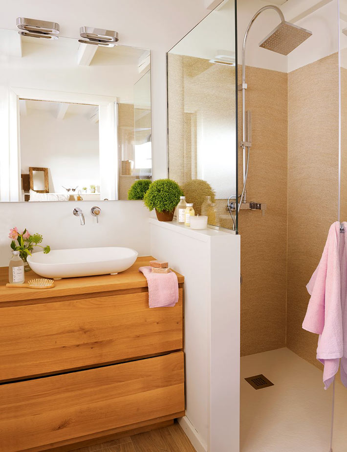 уютный интерьер ванной комнаты с душевой кабиной