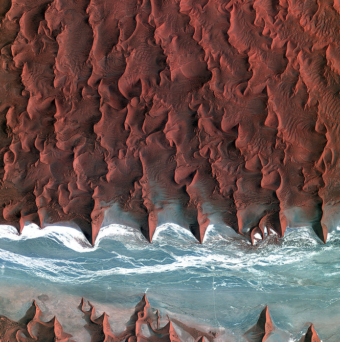 Это не фото ада, а всего лишь высохшее русло реки Соссусфлей. Неизвестно, почему дюны принимают именно такую форму, хотя геологи исследуют это место десятилетиями.