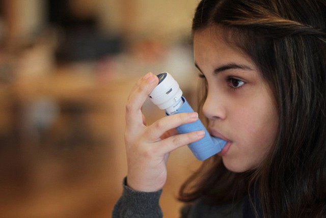 Asthmapolis — это небольшое устройство надевается на ингалятор с лекарством от бронхиальной астмы.