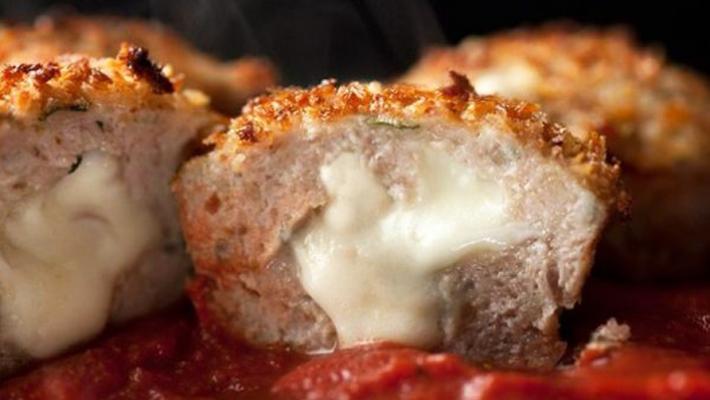Запеченные мясные кексы с сырной начинкой