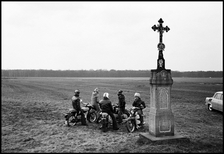 Группа молодых мужчин на мотоциклах в Хойерсверда, Германия, 1975. винтаж, германия, люди, фото