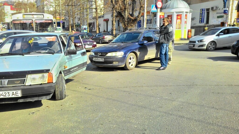 В Севастополе автомобиль неудачно повернул и устроил ДТП! (фото)