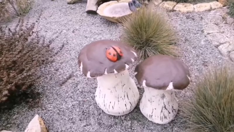 Красивые грибочки для сада из пластиковой бутылки и цемента