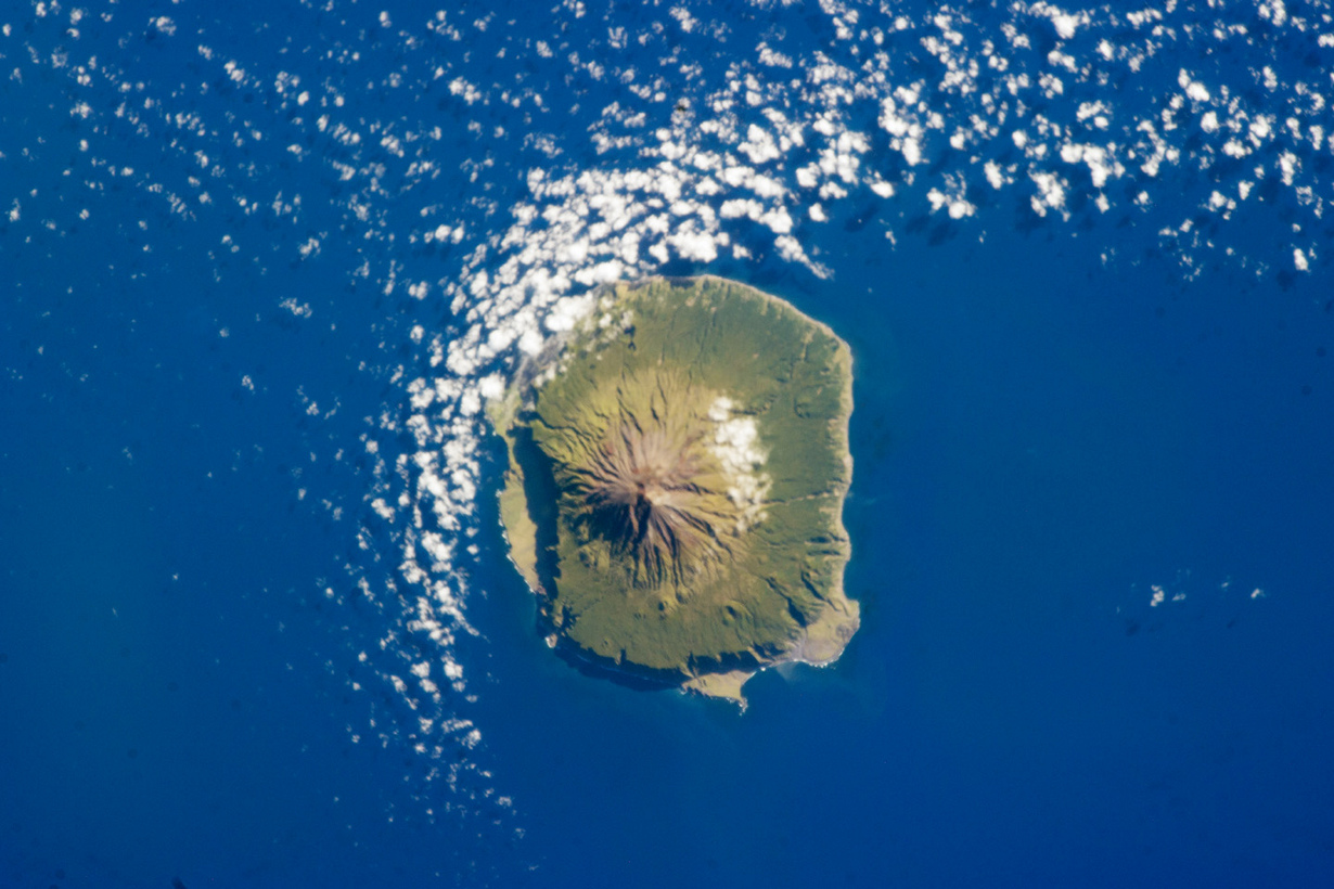 Остров Тристан-да-Кунья. Поселение Эдинбург семи морей. (NASA)
