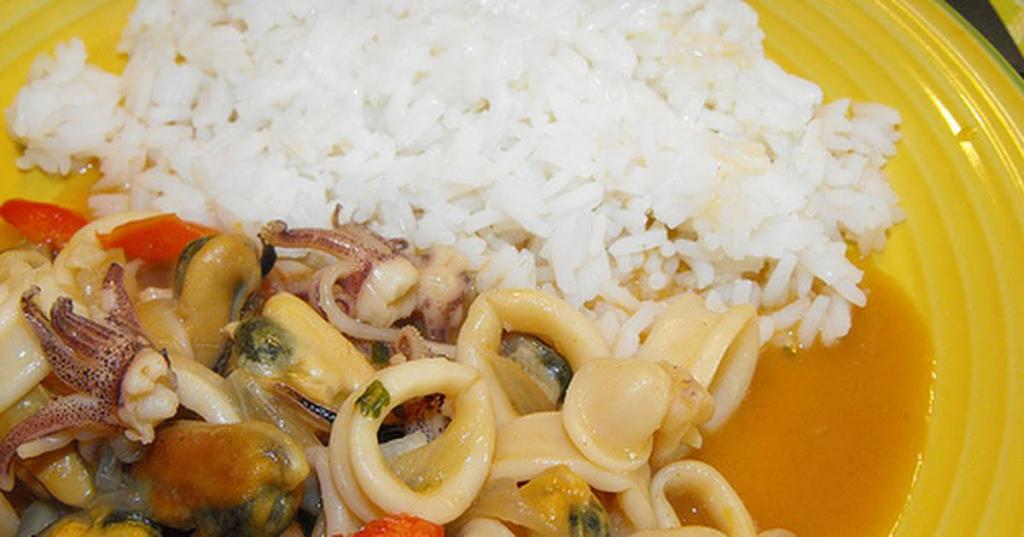 Кальмары в сметанном соусе с луком: рецепт с фото