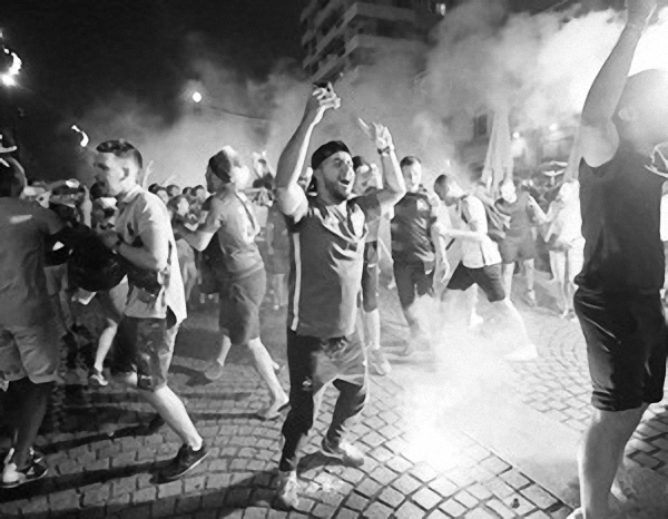 Ролики «Би-Би-Си» показали разницу культуры боления в России и во Франции Ролики «Би-Би-Си» показали разницу культуры боления в России и во Франции
