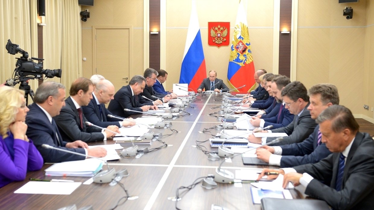Путин впервые встретится с новым составом правительства в субботу
