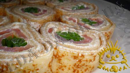 Кулинарный фото рецепт блюда - Закусочные блины с семгой. Блинный рулет с семгой к масленице!