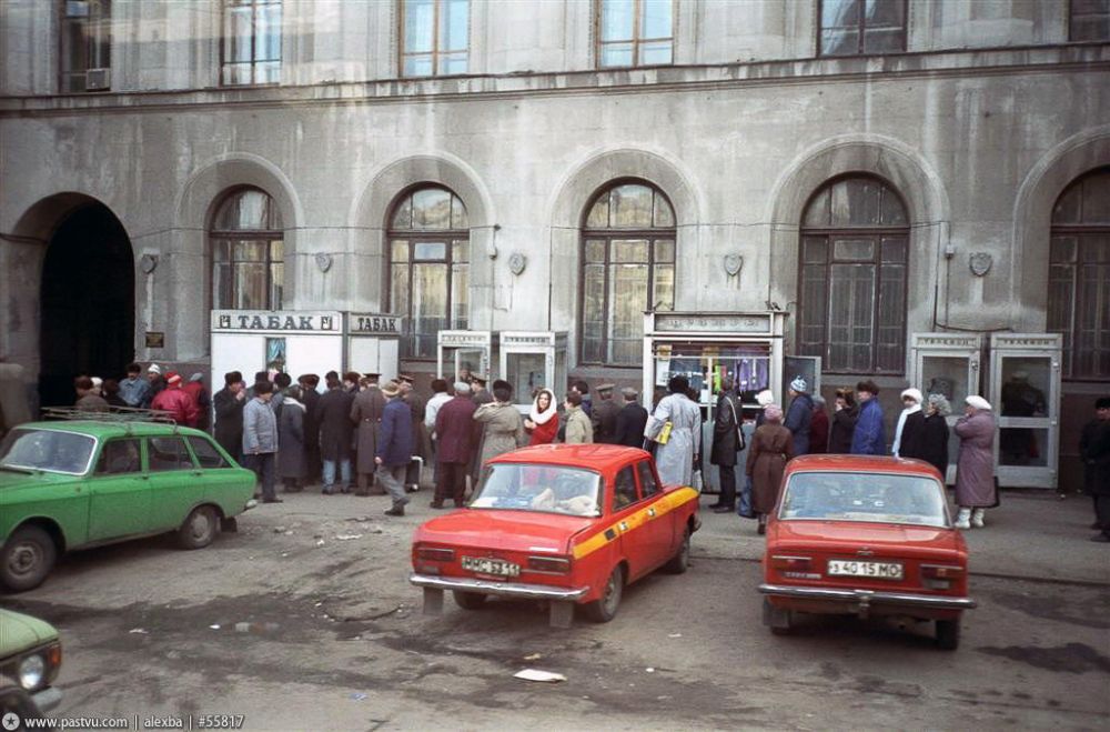 15 исторических фото последних дней жизни в СССР