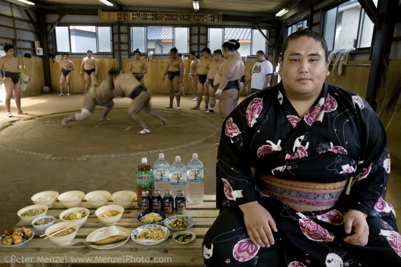 Такеши Масато из города Нагоя (Япония) — профессиональный борец сумо, который выступает под псевдонимом Миябияма, что значит «Грациозная гора». еда, калорийность, пища, факты