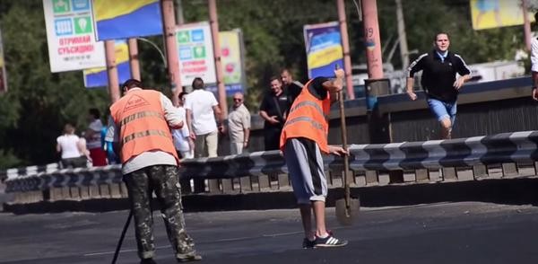 СМИ: На Украине разводной мост по ошибке закатали в асфальт СМИ: На Украине разводной мост по ошибке закатали в асфальт