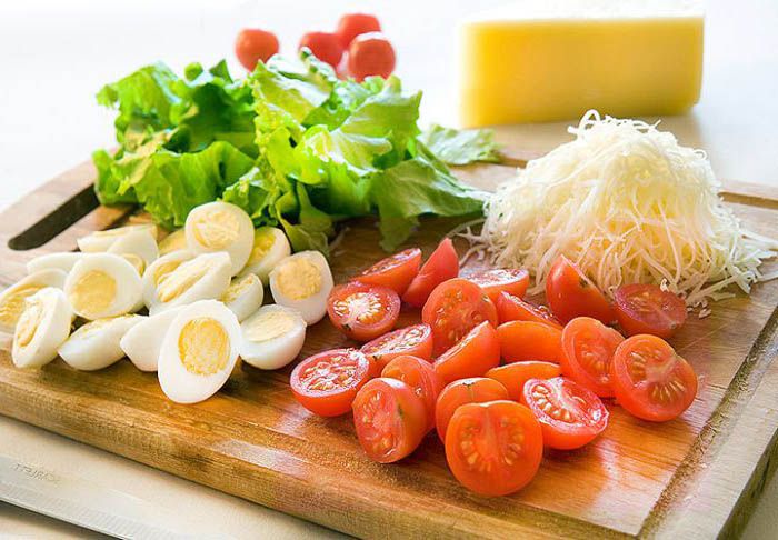 Салат с перепелиными яйцами и помидорами черри. . Как приготовить низкокалорийный и очень полезный салат из данных ингредиентов?