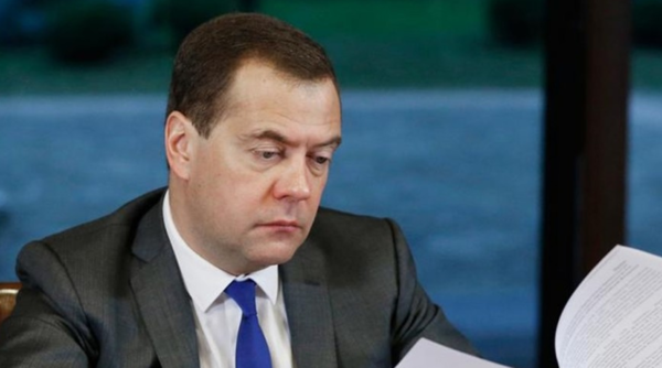 Изучает, что нужно говорить на своем первом в жизни выступлении - но это не помогло.