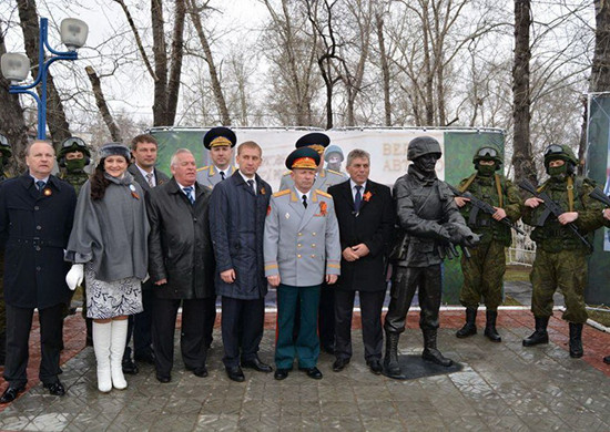 В городе Белогорске Амурской области открыт первый в России памятник «вежливым людям»