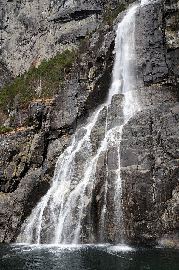 Один из водопадов Люсе-фьорда