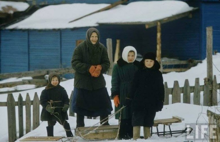 Бабушка, которая приглядывает не только за своими внуками.